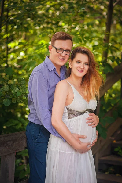 Bonito Homem Sua Bela Esposa Grávida Abraçando Sorrindo Para Passeio — Fotografia de Stock