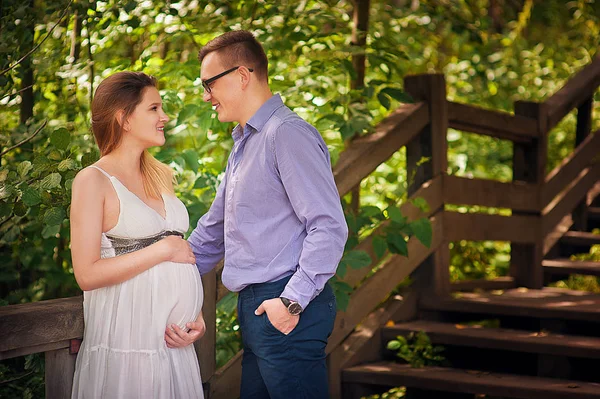 Bello Uomo Sua Bella Moglie Incinta Abbracciare Sorridere Una Passeggiata — Foto Stock