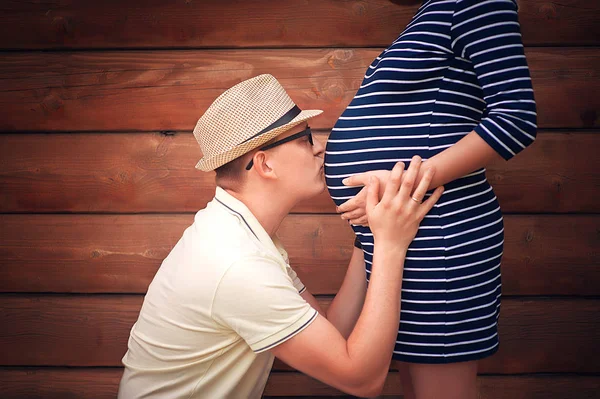 Knappe Man Luistert Naar Buik Van Zijn Mooie Zwangere Vrouw — Stockfoto