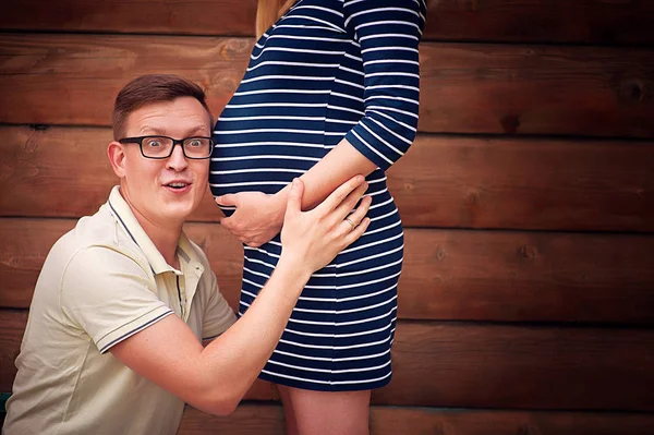 Bello Uomo Sta Ascoltando Pancia Della Sua Bella Moglie Incinta — Foto Stock