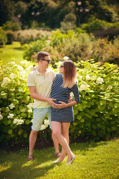 Knappe Man Zijn Mooie Zwangere Vrouw Knuffelen Lachen Voor Een — Stockfoto