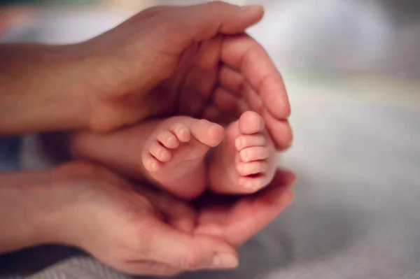 Eltern Halten Füße Von Neugeborenem Den Händen — Stockfoto