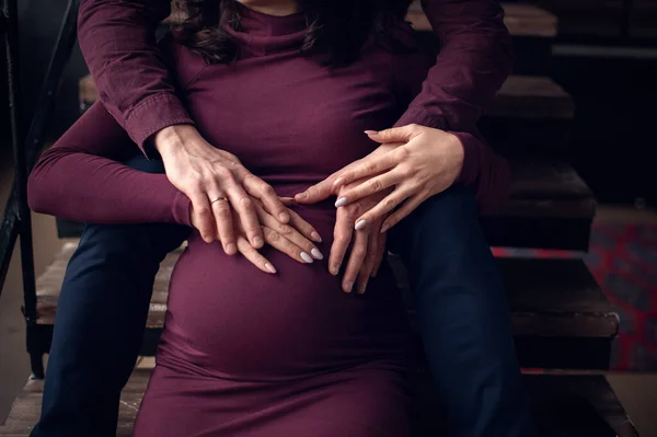 Bijgesneden Afbeelding Van Mooie Zwangere Vrouw Haar Knappe Man Buik Stockfoto