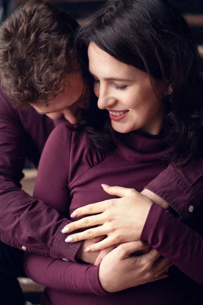 Knappe Man Luistert Naar Buik Van Zijn Mooie Zwangere Vrouw Rechtenvrije Stockfoto's
