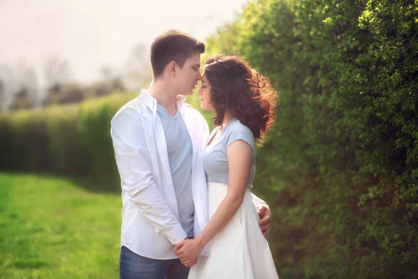 Casal Jovem Amor Livre Casal Posando Verão Campo Casal Sorridente — Fotografia de Stock