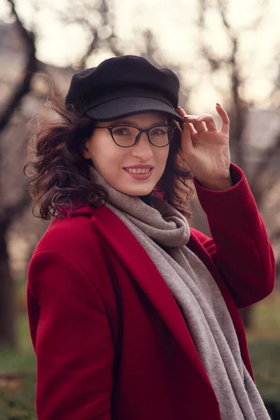 Retrato Una Mujer Embarazada Feliz Orgullosa Mirando Vientre Parque Otoño —  Fotos de Stock