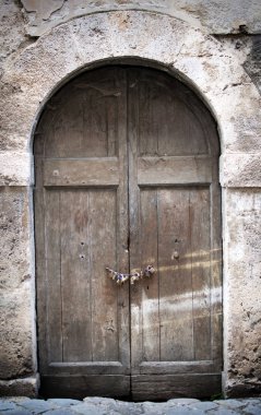 terk edilmiş bir evde eski penceresi