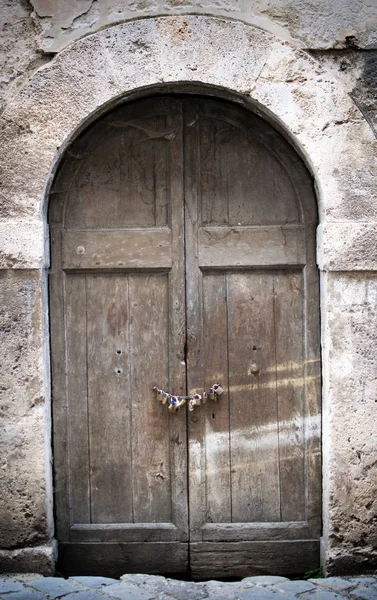 terk edilmiş bir evde eski penceresi