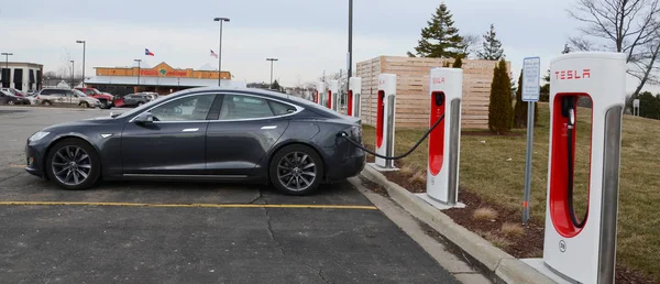 Estação Supercharger Tesla, Ann Arbor, MI — Fotografia de Stock