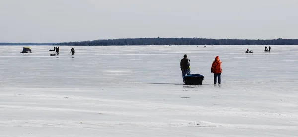 Αλιεία στον πάγο στη λίμνη Χίγκινς — Φωτογραφία Αρχείου