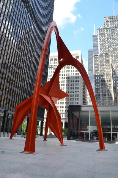 Flamingo sochařství v Chicagu, Willis tower v pozadí — Stock fotografie