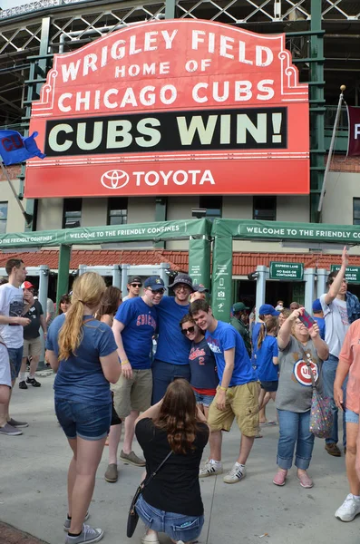 Wrigley Field fanoušci po vítězství — Stock fotografie