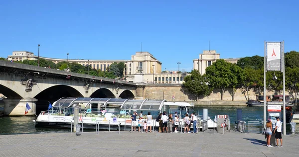 Toeristen wachten aan boord van een Batobus in Parijs — Stockfoto