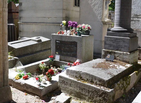 Надгробие Джима Моррисона на кладбище Пер-Лашез, Париж — стоковое фото