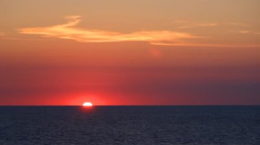 Günbatımı sakin denizde