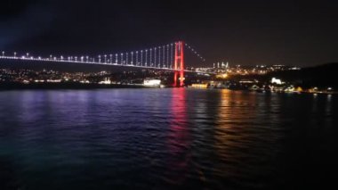 Gece Istanbul 'un köprüsünden yelken
