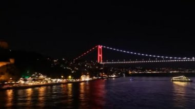 Gece Istanbul'da köprü