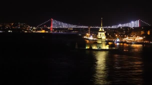 Вид на Стамбул с мостом на заднем плане ночью — стоковое видео