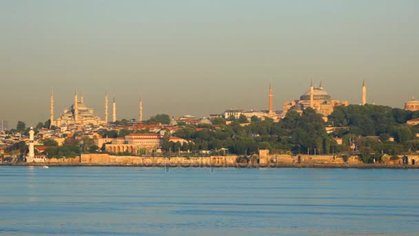 Собор Святой Софии и Голубая мечеть в Стамбуле над Босфором — стоковое видео