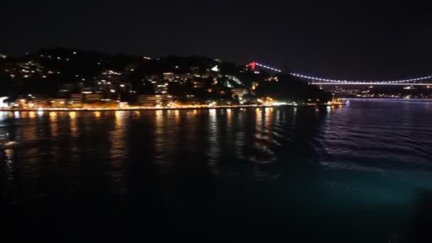Стамбульский мост и холмы ночью — стоковое видео