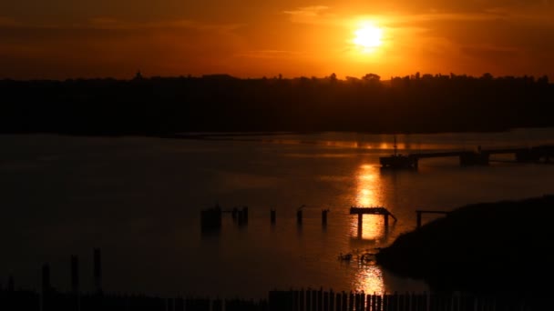 Nádherný západ slunce v přístavu — Stock video