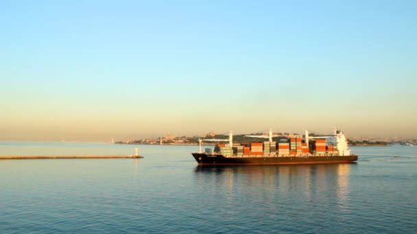 货船沿博斯普鲁斯海峡航行 — 图库视频影像