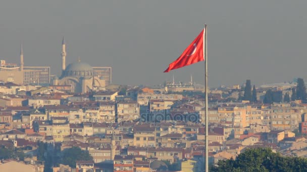 土耳其国旗后面的伊斯坦布尔欧洲一侧 — 图库视频影像
