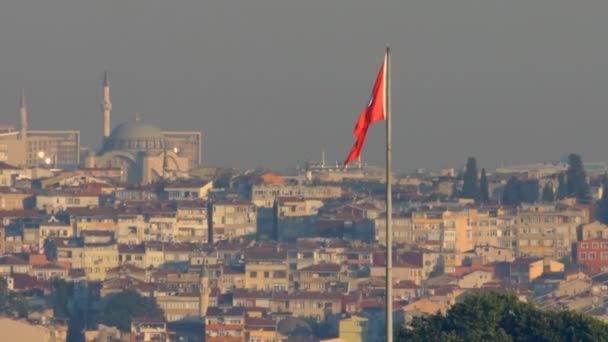 Den Europeiska Sidan Istanbul Bakom Turkiets Flagga — Stockvideo