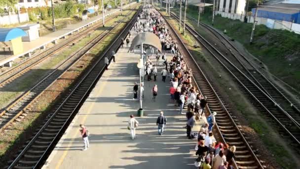 KYIV, UCRAINA - 1 SETTEMBRE 2017 - arrivo treni passeggeri — Video Stock