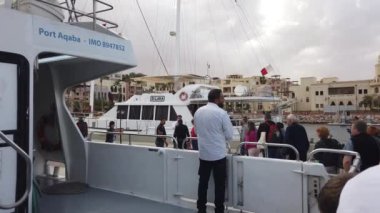 Akabe, Ürdün - 6 Mart 2020. Coronavirüs ihtimaline karşı Mısır 'dan gelen feribot yolcularının vücut ısılarını ölçüyorum..