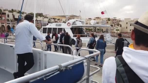 亚喀巴 2020年3月6日 从埃及抵港的轮渡乘客的体温测量 — 图库视频影像