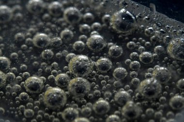 Suda kabarcıklar ve damlalar