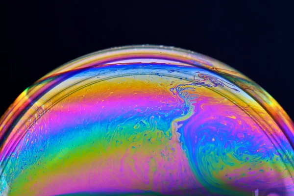 Veelkleurige Zeepbellen Een Donkere Achtergrond — Stockfoto