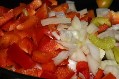 Biber ve soğan dilimleri pişirmek için.