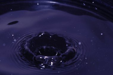 Damlalar suya düşüyor.