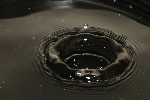 Druppels Vallen Het Water — Stockfoto