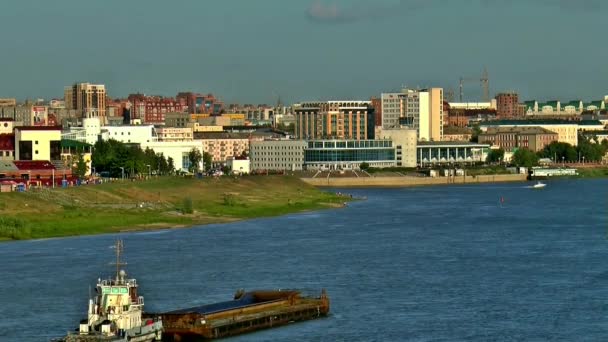 Siberië omsk Irtysj rivier wolken — Stockvideo