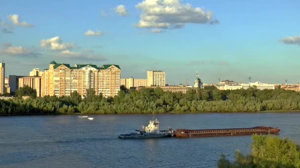 Siberië omsk river barge quay — Stockvideo