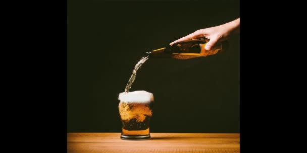 Bottiglia di birra bere schiuma corona goccia — Video Stock