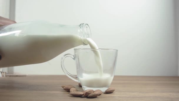 Melk fles gieten organische — Stockvideo