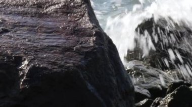 Deniz dalgaları kayalar sıçrama shore