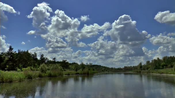 Wolken Fluss Reflexion Wasser — Stockvideo