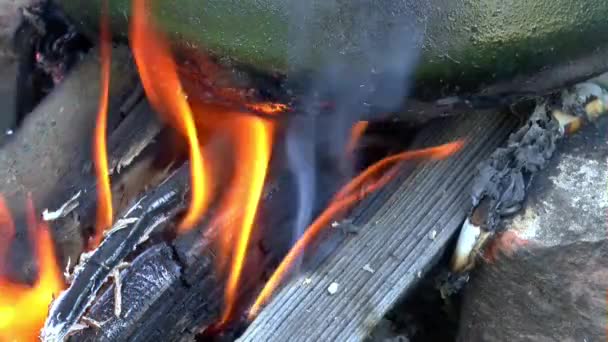 メーカーのたき火の煙火を止める — ストック動画