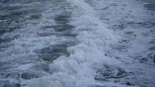 Olas de mar salpicado espuma salpicaduras — Vídeos de Stock
