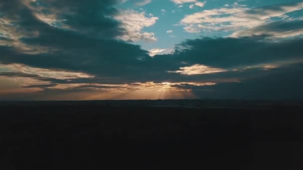 Время истекает солнце облака небо закат — стоковое видео