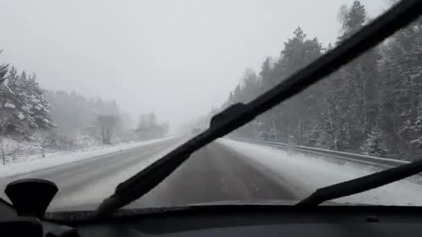 Auto-estrada conteúdo de neve carro Suécia — Vídeo de Stock