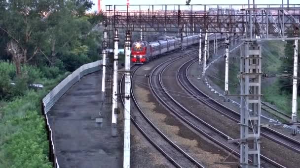 Tren tren vagones carriles de movimiento — Vídeo de stock