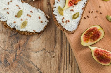 peynirli ve incirli tahıllı ekmek.