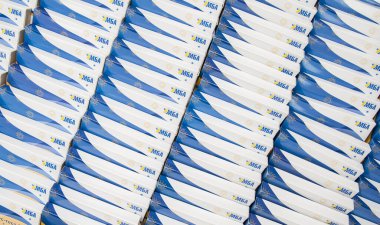 Koronovirüsü kontrol etmek için test yapılan kutular yüzeyde, Ukrayna