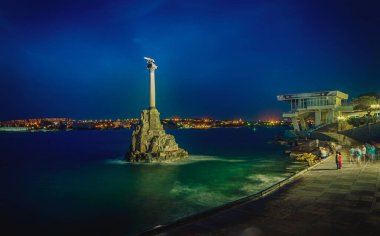 Geceleri Sivastopol Körfezi 'nde yanan fenerlerle ölü denizcilerin anıtı..